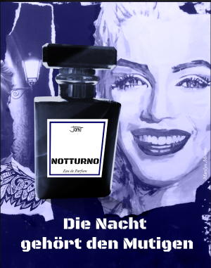 NOTTURNO Manufaktur-Parfum Flakon vor blauer Violett-Collage mit leuchtendem Porträt und dem Schriftzug Die Nacht gehört den Mutigen