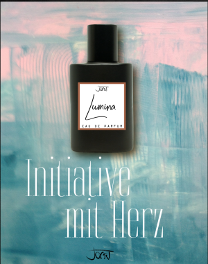 Lumina Manufaktur-Parfum Flakon vor zarter Petrol- und Pastellrosa-Malerei mit dem Schriftzug Initiative mit Herz