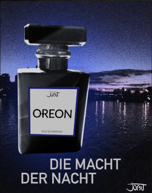 ORION Manufaktur-Parfum Flakon vor nächtlicher, blauer Wasserlandschaft mit dem Schriftzug Die Macht der Nacht